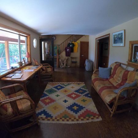 Up The Creek Backpacker'S Lodge Roberts Creek Exterior foto